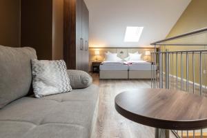 Postel nebo postele na pokoji v ubytování Empress Boutique Hotel