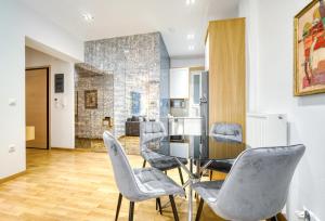 Posedenie v ubytovaní Stylish, Sunny New 2 Bedroom, Prime Central Athens