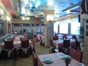 a restaurant with tables and chairs in a room at Hostal Sali in Pelabravo