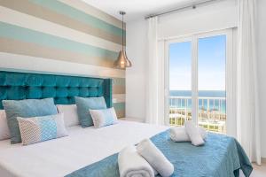 Gulta vai gultas numurā naktsmītnē Suites Las Vistas by Menorca Vacations