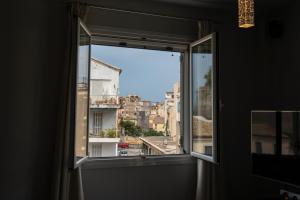 une fenêtre avec vue sur la ville dans l'établissement ★Modern Home in Corfu old Town★, à Corfou 4 autres photos
