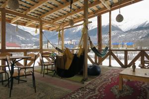 - une terrasse couverte avec un hamac, une table et des chaises dans l'établissement Guest House Lashmina, à Mestia