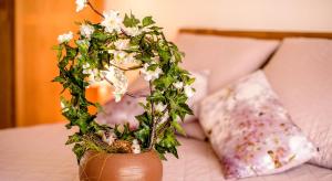 a vase filled with white flowers on a couch at Parrot’s House in Lloret de Mar
