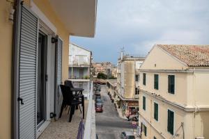 un balcon avec une chaise noire sur un balcon dans l'établissement ★Modern Home in Corfu old Town★, à Corfou