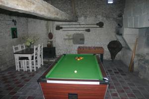 Ein Billardtisch in der Unterkunft L'ancienne cave