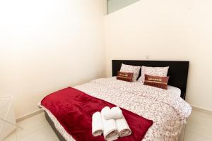 um quarto com uma cama com duas toalhas em Promenade Seaview Heaven em Lárnaca