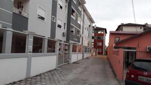 una calle vacía en una ciudad con un edificio en Nasciturfloripa, en Florianópolis