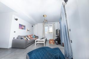 un salon avec un canapé et une table dans l'établissement ★Modern Home in Corfu old Town★, à Corfou