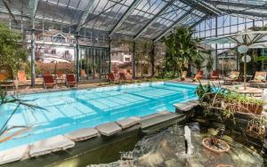 una piscina en un salón acristalado con piscina en Hotel Bamboo, en Coldrano