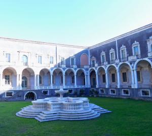 un gran edificio con una fuente en el patio en Casa di Peppe, en Catania
