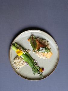 Un plato de comida con flores y semillas. en Folwark Wąsowo, en Wąsowo 24 fotos más