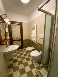 ein Badezimmer mit 2 WCs und einem Waschbecken in der Unterkunft La Cascina per un Sogno in Tornimparte