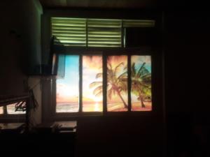 ventana en una habitación con vistas a la playa en Kitinete Ipanema, en Río de Janeiro