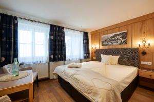 Ένα ή περισσότερα κρεβάτια σε δωμάτιο στο Hotel Adler