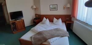 拉特諾的住宿－福斯特霍夫酒店，酒店客房设有两张床和一台平面电视。