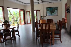 a dining room with a table and chairs at Villa Umah Didua in Lovina