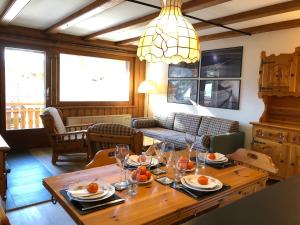 Sportrama 115 في فيربير: غرفة معيشة مع طاولة عليها طعام
