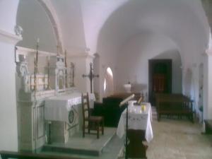 ロコロトンドにあるBed & Breakfast La Collinettaの教会のテーブルと椅子が備わる部屋