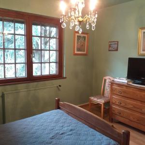 a bedroom with a bed and a desk and window at B&B Ma Maison Hautes Vosges in Ranspach