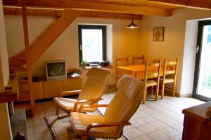 sala de estar con mesa, sillas y TV en Casa Uccellini, en Vogorno