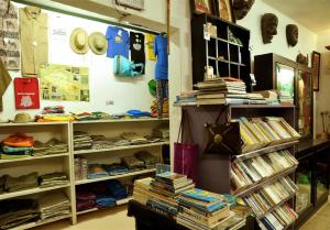 una habitación con estanterías llenas de libros y DVD en Mara River Lodge, en Aitong