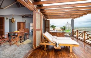 Cette chambre dispose d'une terrasse couverte avec un hamac et une table. dans l'établissement Pili Pili Boho, à Jambiani
