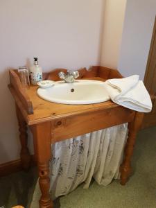 um lavatório numa mesa de madeira na casa de banho em Ivy Farm Accommodation em Newark upon Trent