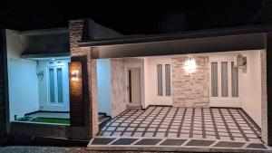 eine Eingangstür eines Hauses in der Nacht in der Unterkunft Villa Dean in Batu