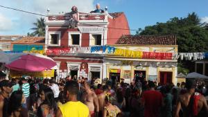 una multitud de personas de pie en frente de un edificio en Pousada São Pedro, en Olinda