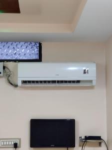 TV a/nebo společenská místnost v ubytování Sakthimurugan residency