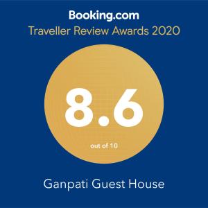 un cercle jaune avec les prix textuels de la revue de voyage et une maison d'hôtes avec gant dans l'établissement Ganpati Guest House, à Varanasi