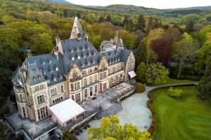 Ett flygfoto av Schlosshotel Kronberg - Hotel Frankfurt