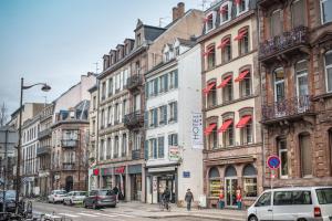 een straat met gebouwen en auto's op straat bij Hôtel Couvent du Franciscain Centre ville in Straatsburg