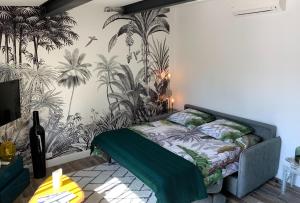 卡龐特拉的住宿－Cosy Studio en Provence，一间卧室配有一张带热带壁纸的床