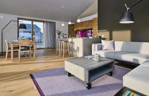 sala de estar con sofá y mesa en Gud Jard Lodge Nr 09 - Design-Ferienhaus mit exklusiver Ausstattung, en Pellworm