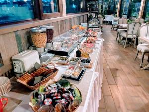 Sharden Villa Boutique Hotel في تبليسي: طابور بوفيه مع انواع كثيره من الطعام