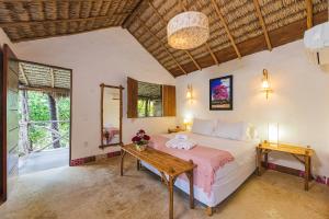 a bedroom with a bed and a table at Pousada Titas in Barra Grande