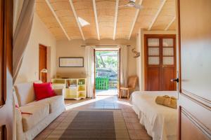 a living room with a bed and a couch at Agroturismo sa Rota d' en Palerm in Lloret de Vistalegre