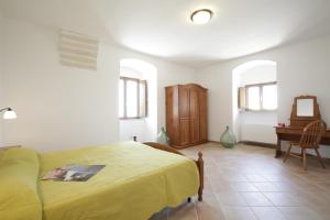 sypialnia z łóżkiem, stołem i lustrem w obiekcie Baia Di Campi w mieście Vieste