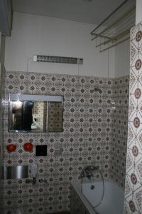 La salle de bains est pourvue d'un lavabo, d'un miroir et d'une baignoire. dans l'établissement Stop and Go, à Olgiate Comasco
