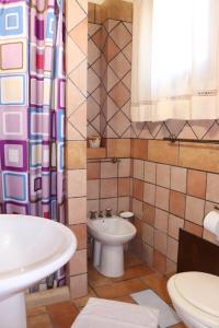ein Bad mit einem Waschbecken und einem WC in der Unterkunft Baglio Cracchiolo Casa Baldo in San Vito lo Capo