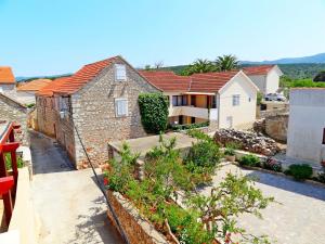 uma vista da varanda de uma casa em House Lara em Vrboska