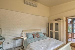 una camera da letto con un letto con un cuscino sopra di Casa Paloma 1 - Artsy Studio with Hot Tub Access! a Patagonia