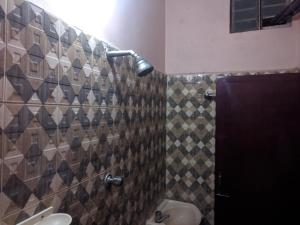 ein Badezimmer mit einem Waschbecken, einem WC und einem Spiegel in der Unterkunft Sakthimurugan residency in Erode