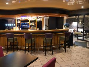 Salon ili bar u objektu Hotel Des Voyageurs