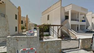 a building with a car parked in front of it at Villeta Laura in Baia verde in Il Monte