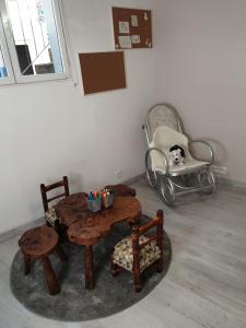 een kamer met een houten tafel en stoelen en een stoel bij Le Jacobin in Troyes