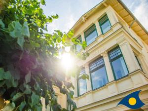 ein Gebäude, in dem die Sonne durch die Fenster scheint in der Unterkunft Villa Waldblick, Whg. 08 in Bansin