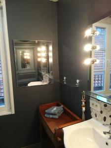 a bathroom with a sink and a mirror at Le Renard d'Or in Montreuil-sur-Mer