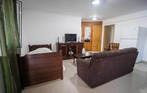un soggiorno con divano e letto di Costa & Isaias Apartamentos ad Angra do Heroísmo